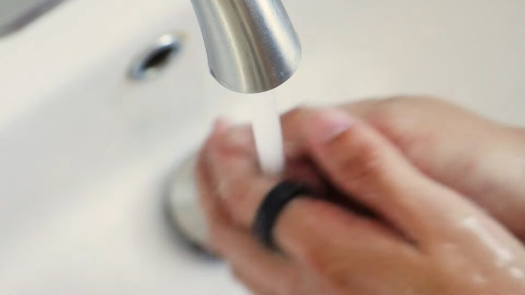 Using the faucet while wearing the Ringconn Smart Ring.jpg